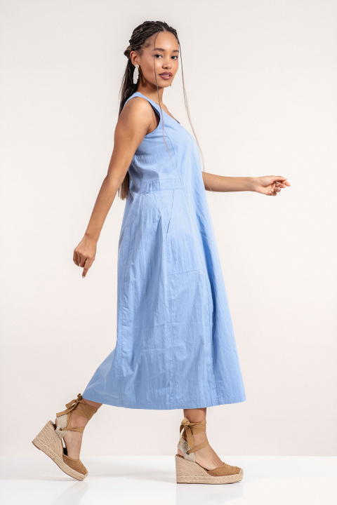Рокля от памук и вискоза в синьо със свободна кройка и джобове