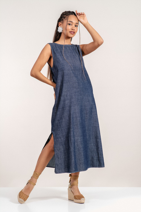 Рокля от памук в тъмносин деним с широк силует и връзка на гърба