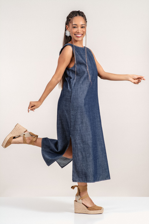 Рокля от памук в тъмносин деним с широк силует и връзка на гърба