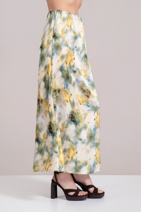 Сатенирана пола с жълти цветя на зелен фон