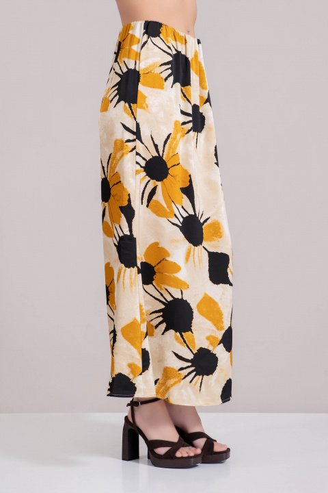 Сатенирана пола с жълто-черни цветя на светлобежова основа