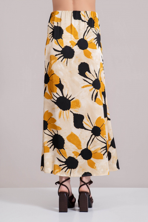 Сатенирана пола с жълто-черни цветя на светлобежова основа