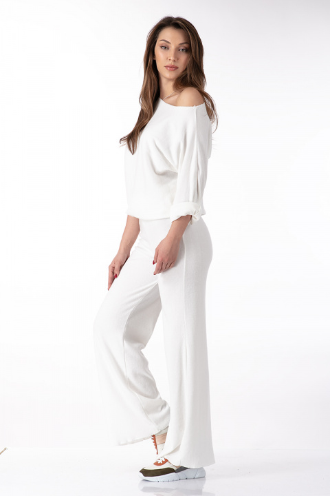 Дамски изчистен комплект в бяло от фино плетиво с блуза и панталон