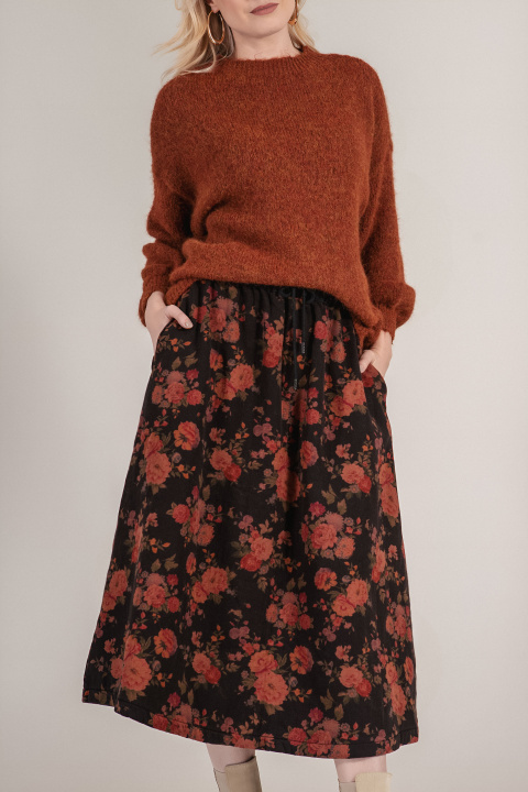 Ватирана дънкова пола в черно с флорален принт