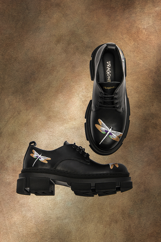 Дамски обувки от естествена кожа в черно с бродерия
