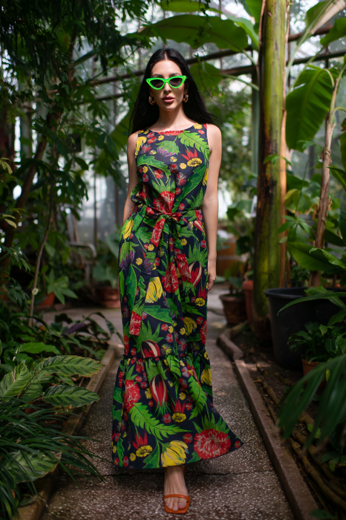 Дълга рокля в тъмносиньо от фин памук с принт листа и цветя