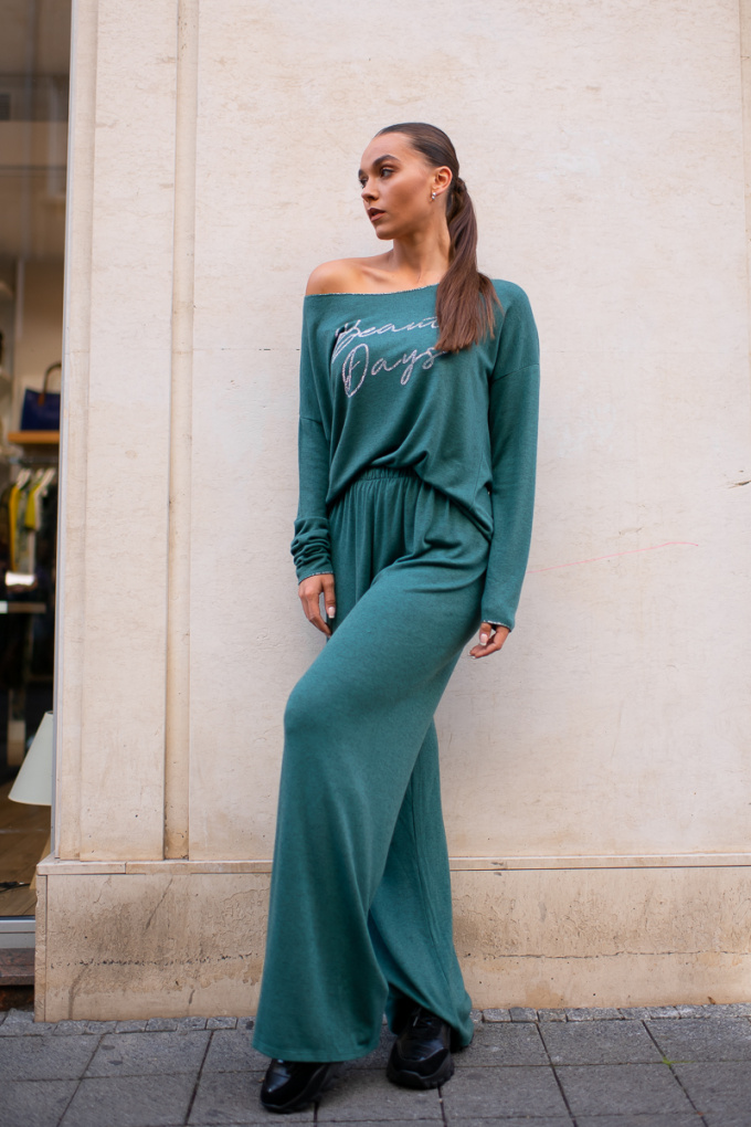 Дамски комплект панталон и блуза от фино плетиво в зелено