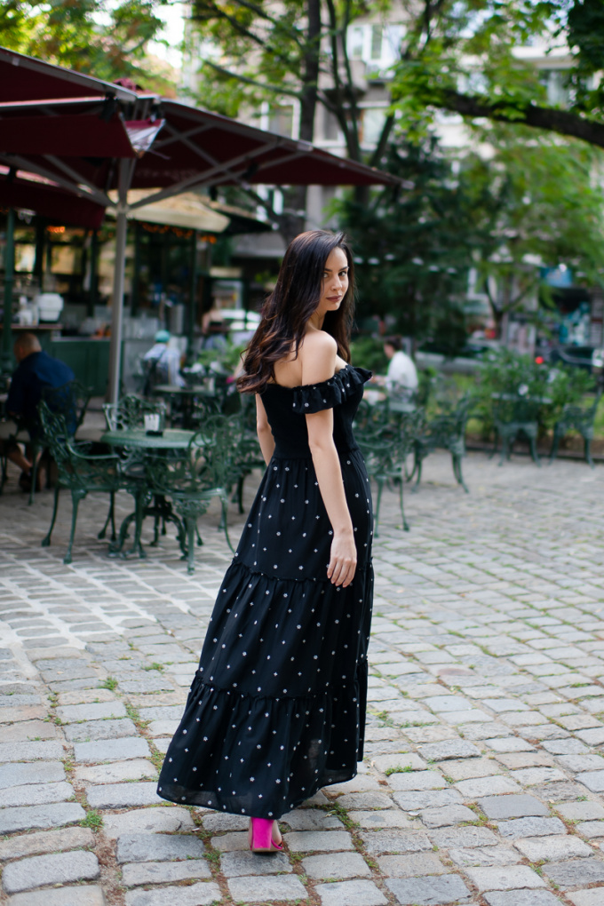 Дълга рокля от памук в черно с принт бели бродирани цветчета