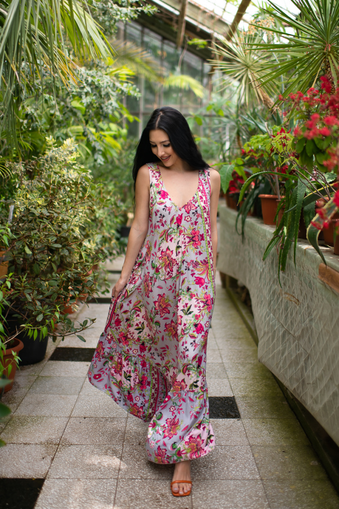 Дълга рокля от коприна в млечно лилаво с розов флорален принт
