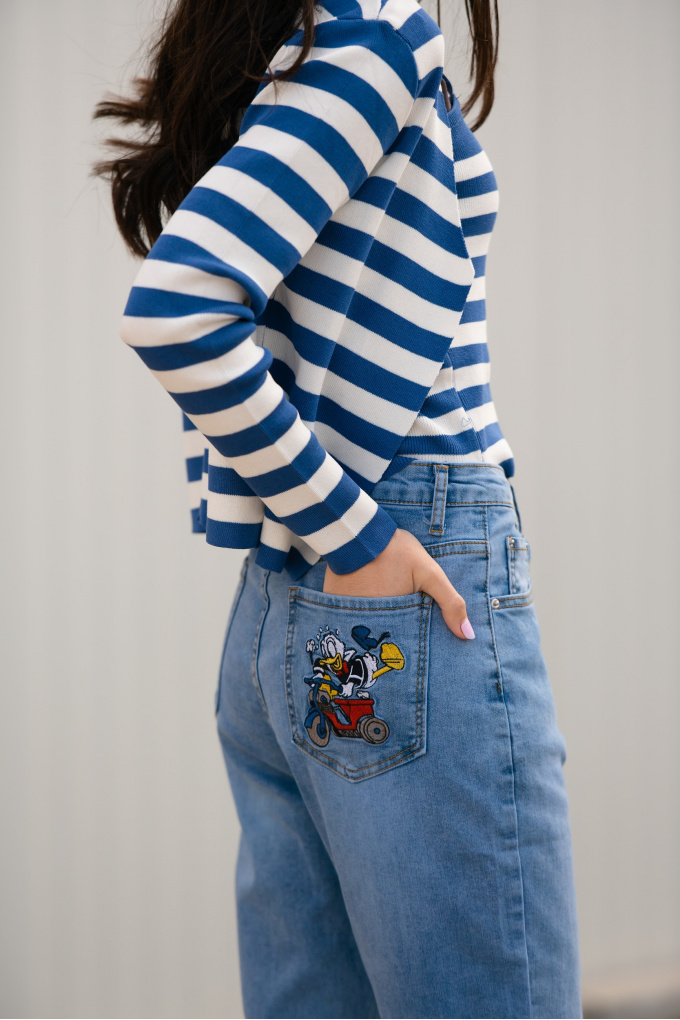 Дамски широки дънки в синьо с бродирана щампа на задния джоб