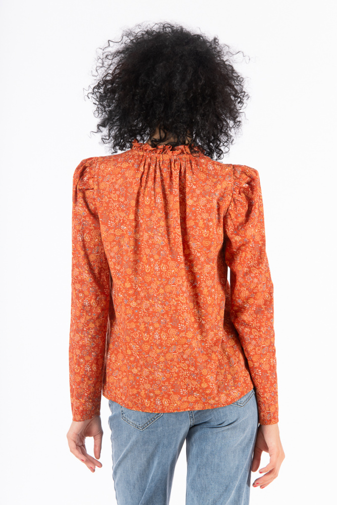 Дамска блуза от памук в цвят керемида с къдрички по деколтето и ситен принт