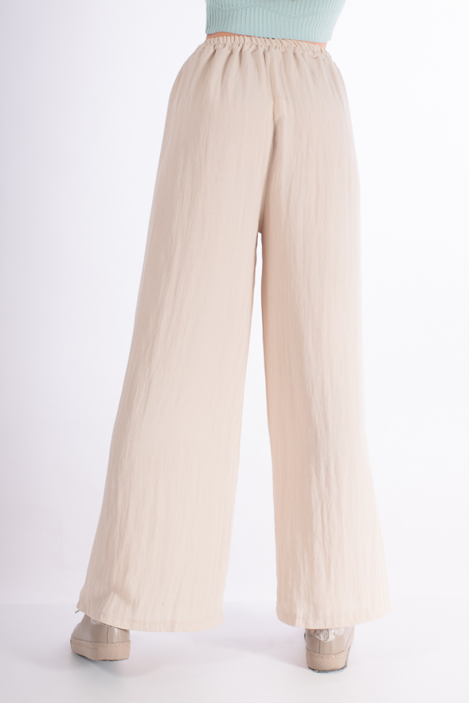 Дамски свободен модел панталон в бежово с ластик в талията