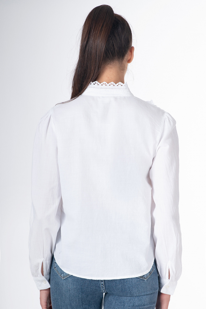 Дамска бяла риза от памук с нежна бродерия