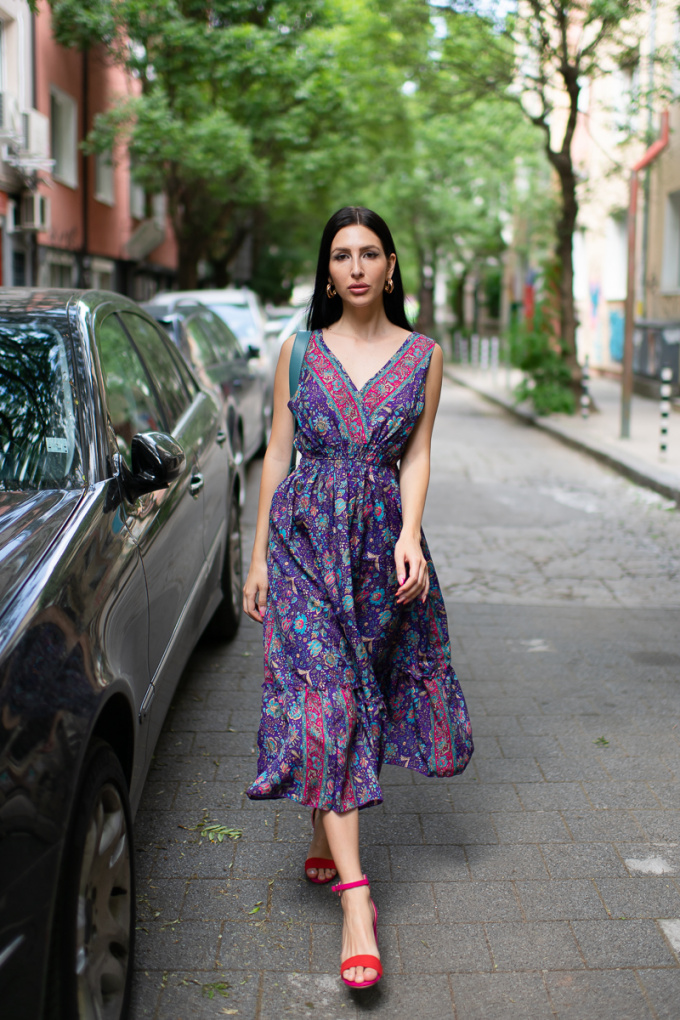 Ефирна рокля от коприна в лилаво с цветен етно принт