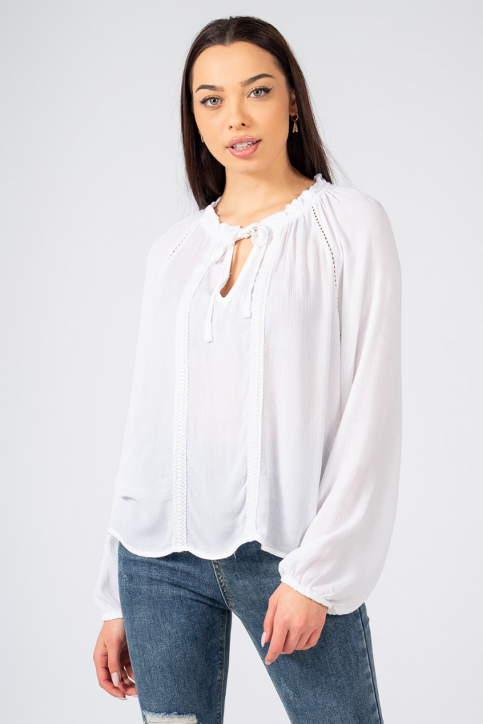 Дамска блуза от вискоза в бяло с връзка на деколтето