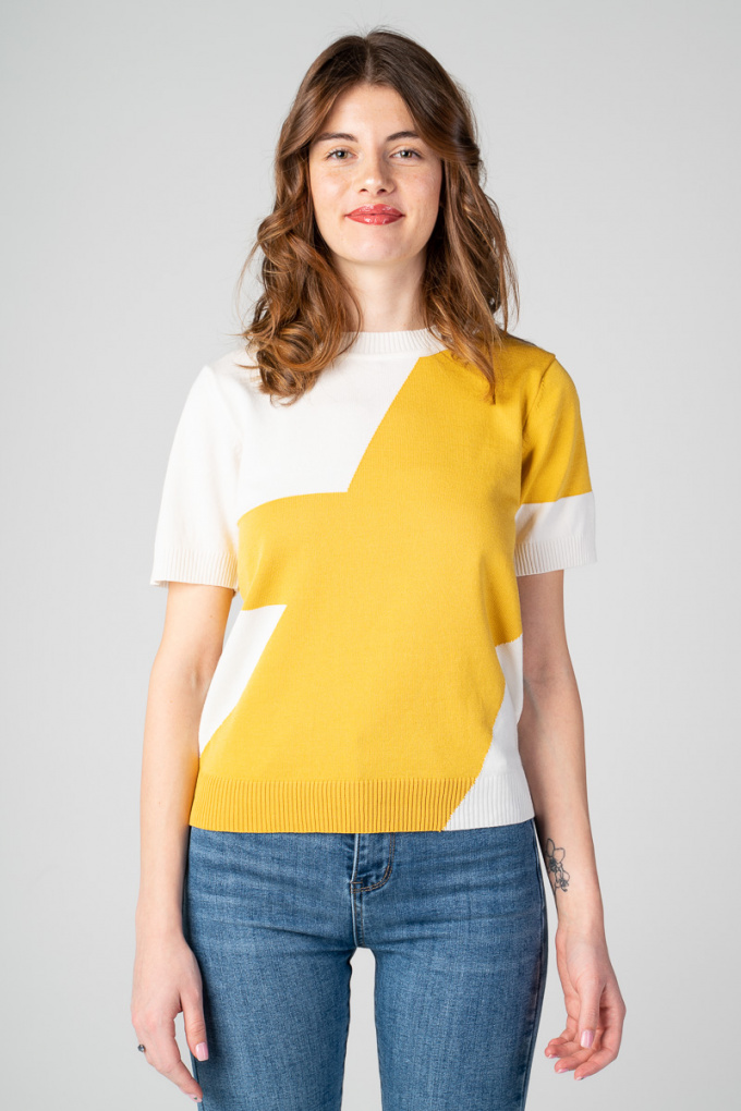 Дамска блуза от фино плетиво в бяло със жълт акцент