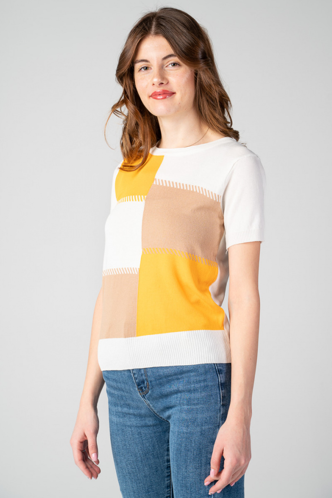Дамска блуза в бяло от фино плетиво с оранжеви и бежови квадрати