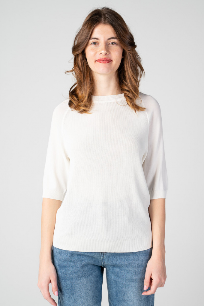 Дамска блуза в бяло с обло деколте и 3/4 ръкав