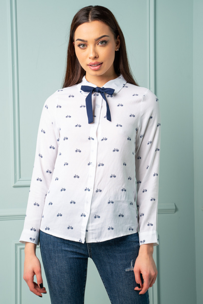 Дамска риза в бяло със синя панделка и принт колелета