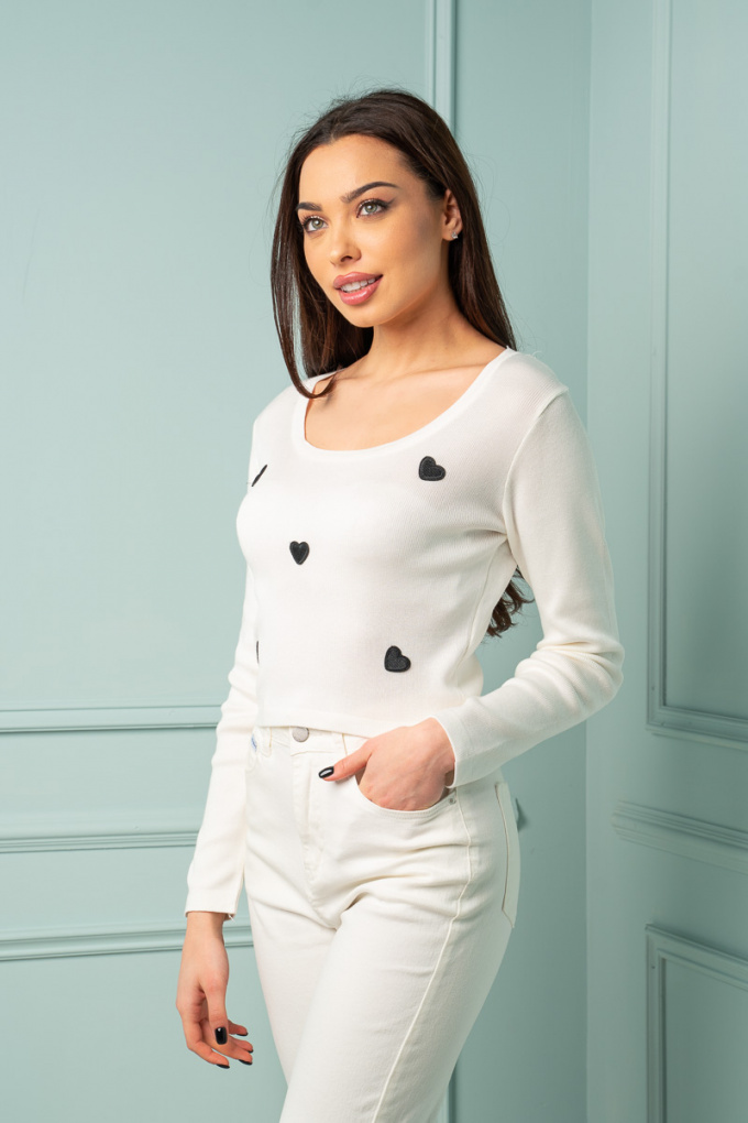 Дамска къса блуза от фино плетиво в бяло с апликация черни сърца