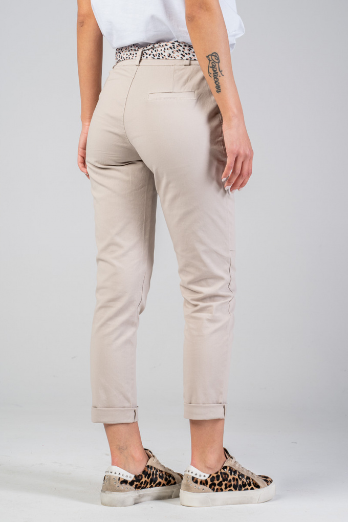 Дамски панталон от памук в бежово с цветен колан и къдрички по джобовете