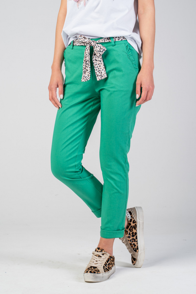 Дамски панталон от памук в зелено с цветен колан и къдрички по джобовете