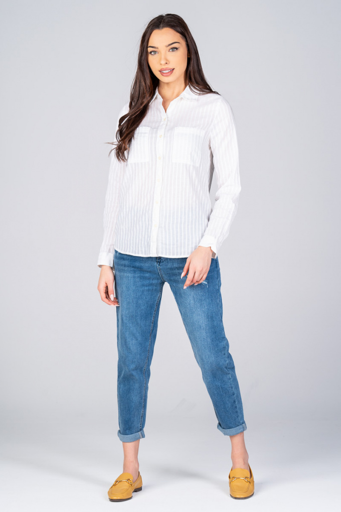 Дамска риза от памук в бяло с дискретно райе и два джоба