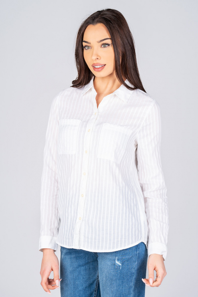 Дамска риза от памук в бяло с дискретно райе и два джоба