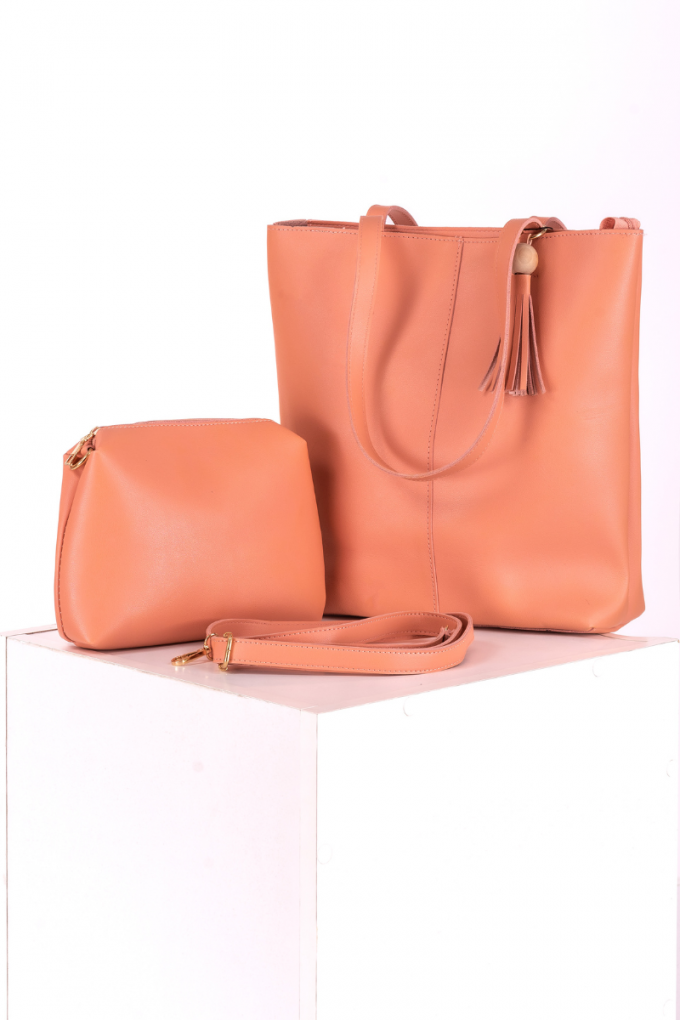 Голяма дамска чанта в прасковено розово с пискюл