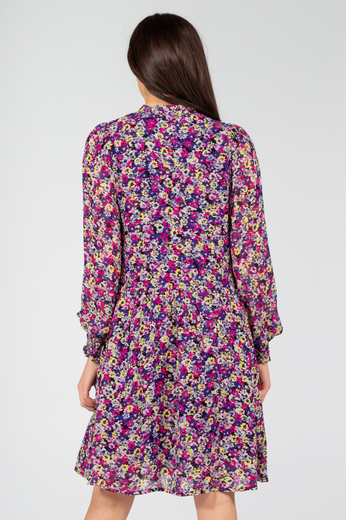 Ефирна рокля в лилаво с многоцветен флорален принт