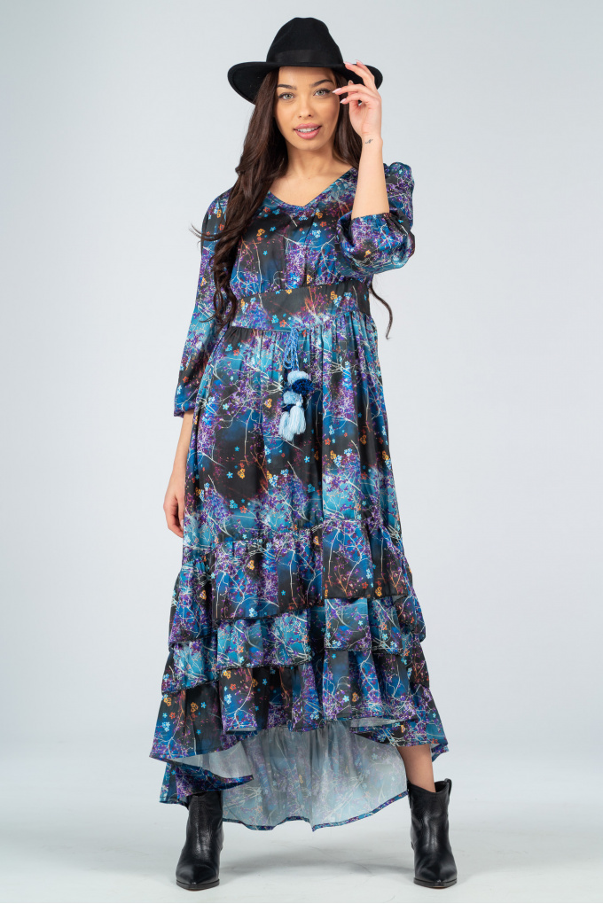 Ефектна дълга рокля с принт в преливащо синьо