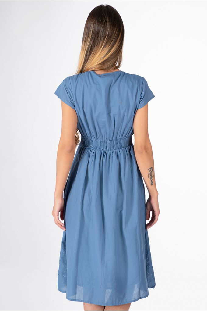 Дамска рокля от памук в синьо с рязана бродерия