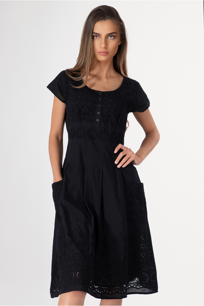 Дамска рокля от памук в черно с рязана бродерия