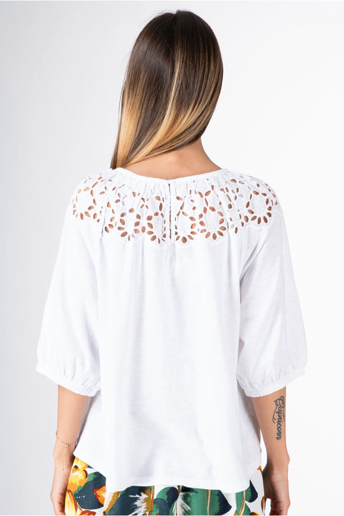 Дамска блуза с рязана бродерия в бяло