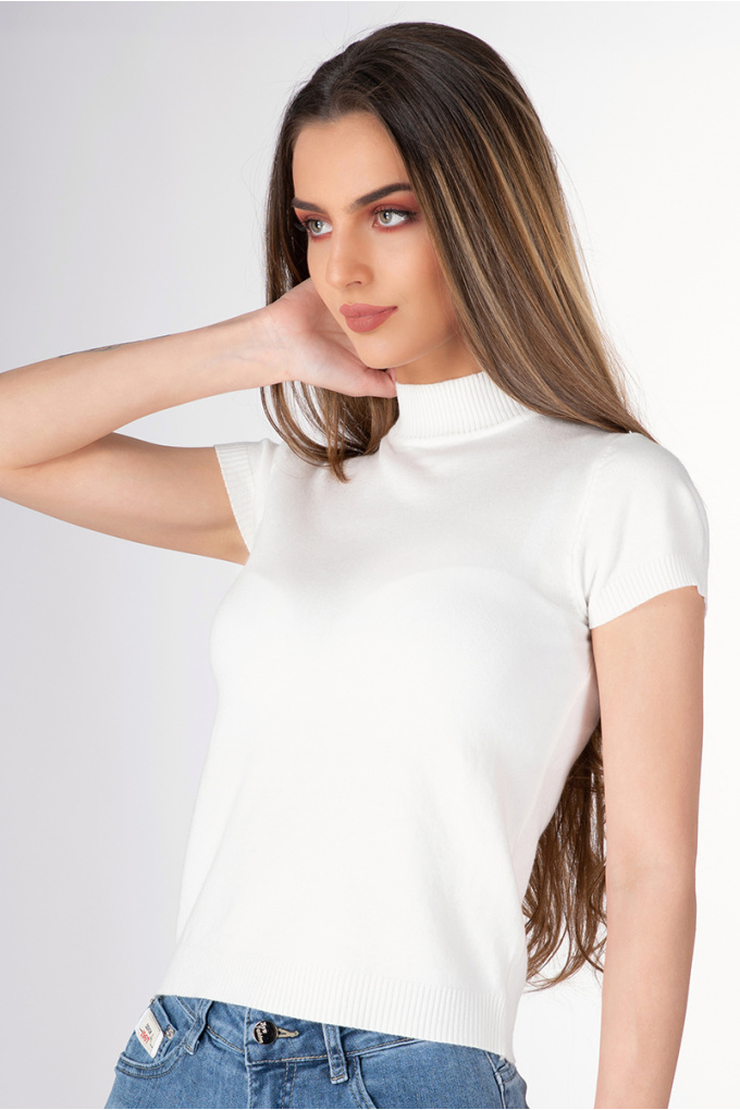 Дамска блуза фино плетиво с висока яка в бяло