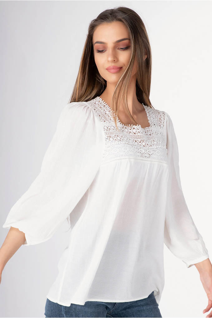 Дамска блуза в бяло с ефектна плетена дантела