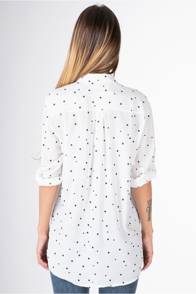 Дамска риза в бяло на ситни черни ромбове