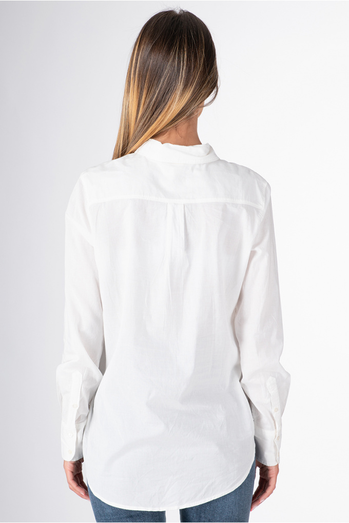 Дамска риза в бяло с джоб от едната страна