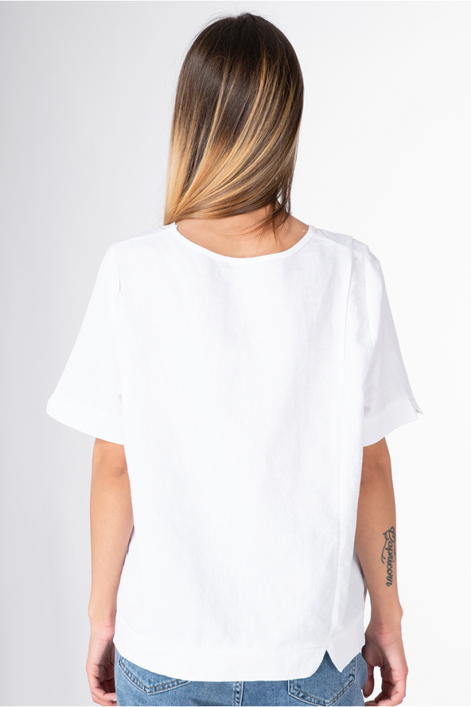 Дамска блуза в бяло с принт кокичета в саксии