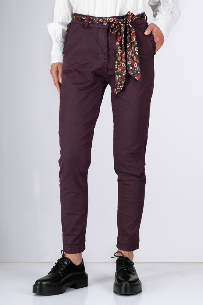 Памучен панталон в цвят патладжан с харбали на джобовете