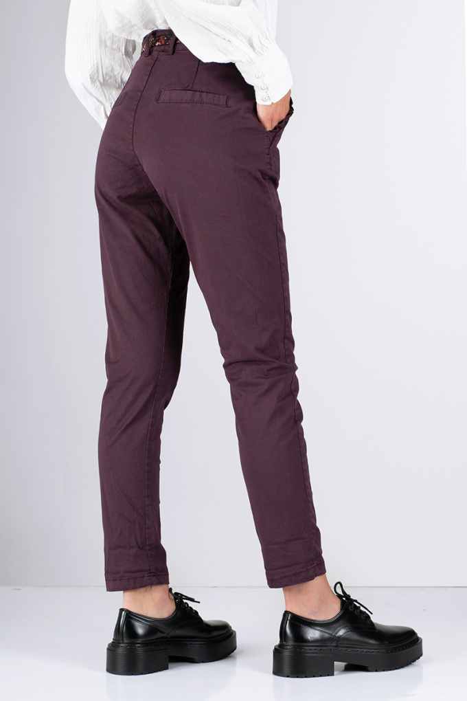 Памучен панталон в цвят патладжан с харбали на джобовете