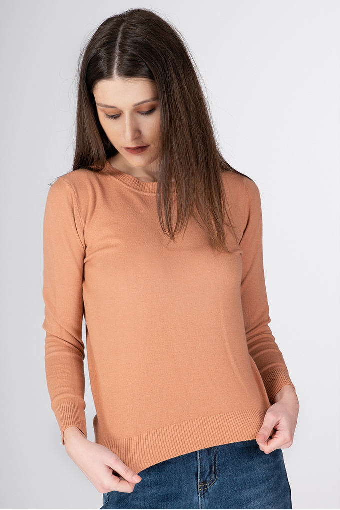 Пуловер от фино плетиво в прасковен цвят
