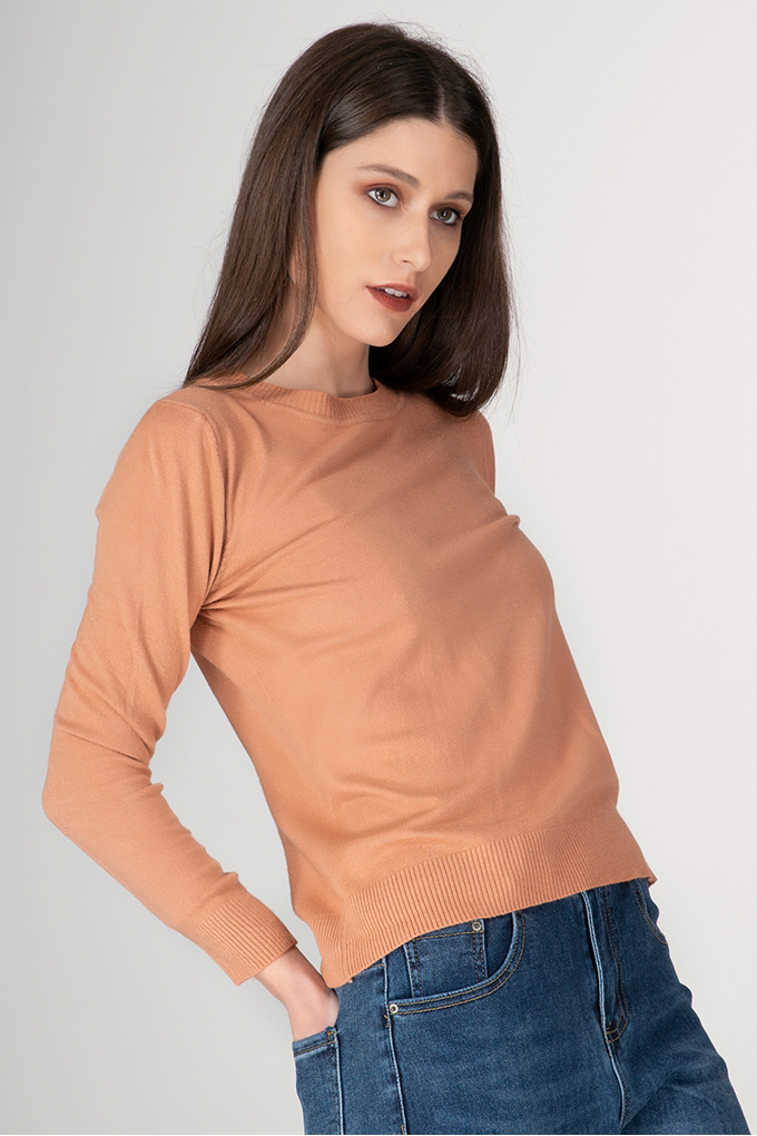 Пуловер от фино плетиво в прасковен цвят