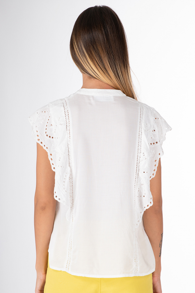 Дамска блуза с рязана бродерия в бяло с остро деколте