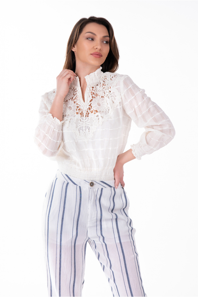 Дамска блуза в бяло с ефектна рязана бродерия на гърдите