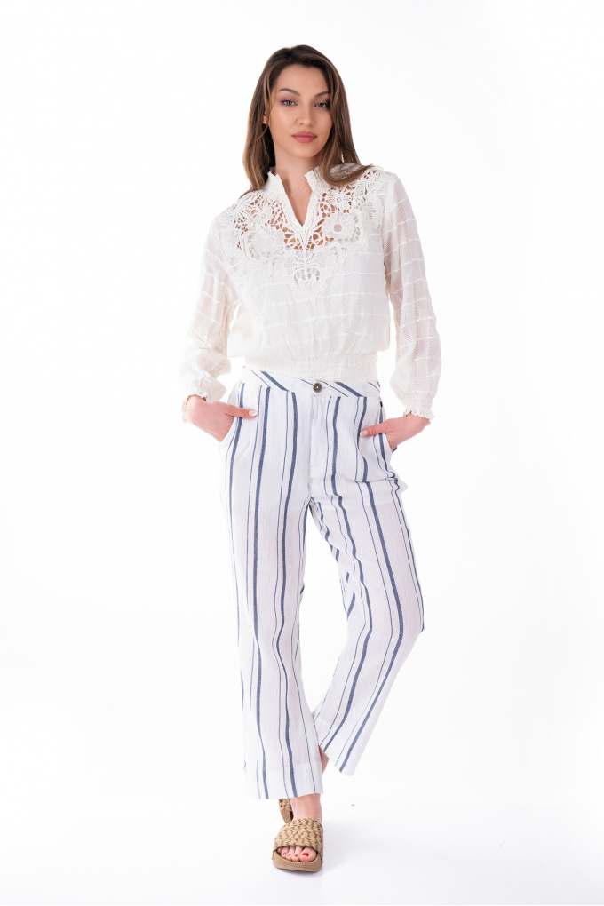Дамски панталон в бяло от фин памук с принт райе