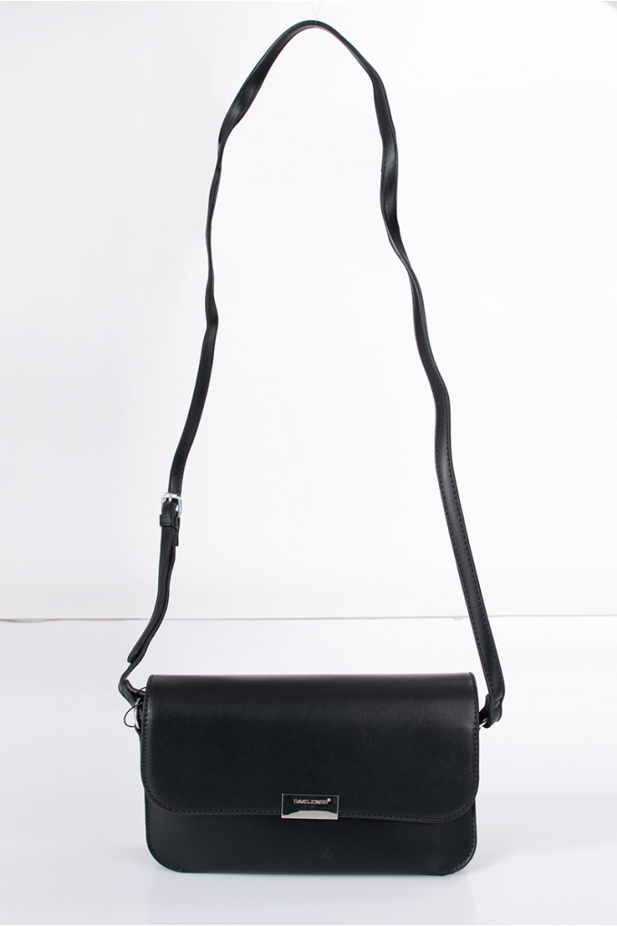 Дамска чанта в черно с метална закопчалка