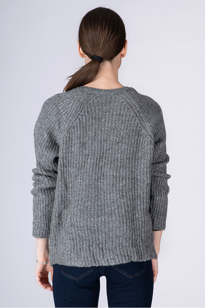 Дамски мек пуловер в сиво с блестяща нишка