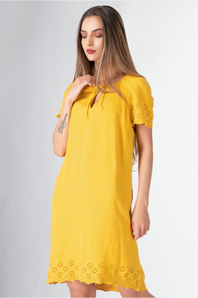 Дамска рокля в жълто с елементи на рязана бродерия