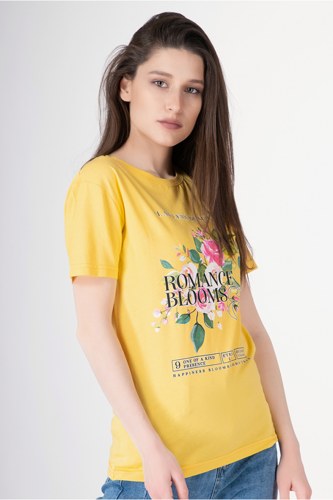 Дамска тениска в жълто с цветя